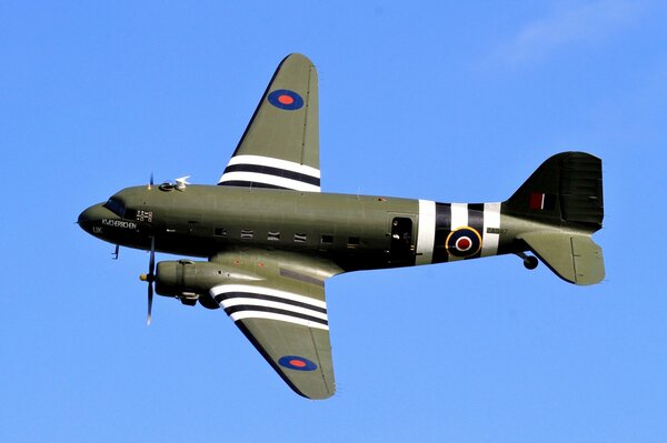 Avion beau vole dans les nuages