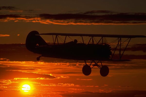 Silhouette eines Hubschraubers und eines Honig-Sonnenuntergangs