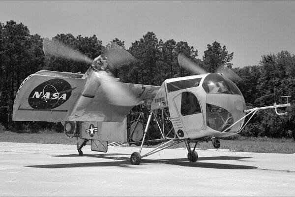 Черно-белая фотография вертолета вз-2