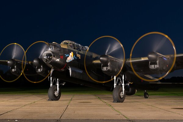 Bombardiere Avro Lancaster quadrimotore pesante