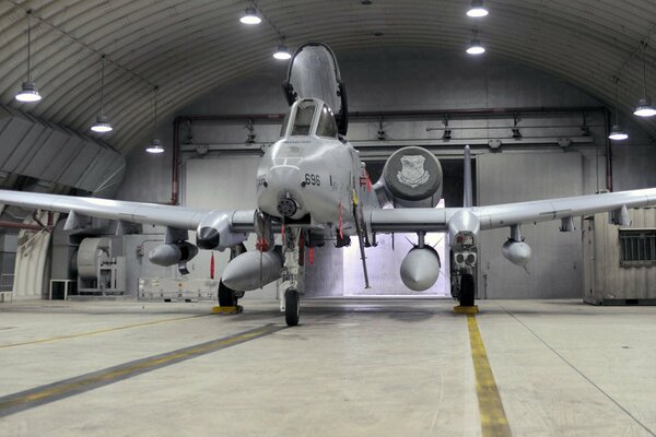 Un avion d attaque américain bi-moteur fairchild dans un hangar