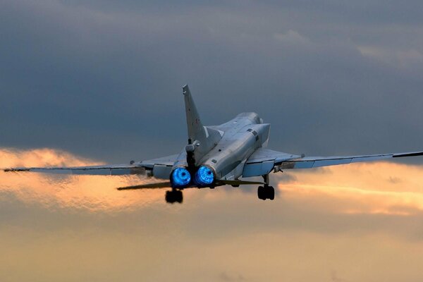 Bombardier-fusée supersonique tu-22m en vol