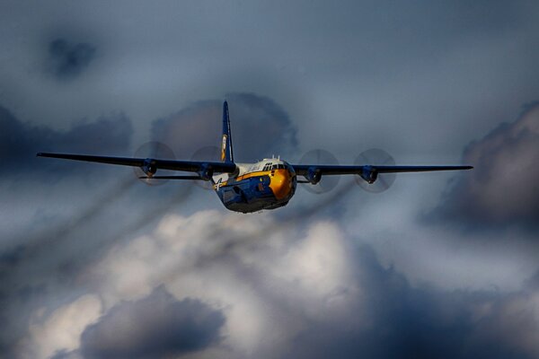 El avión Lockheed Martin C-30 vuela alto en el cielo