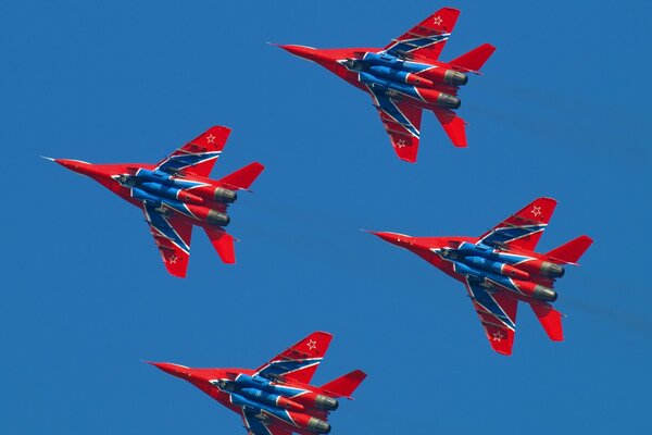 Cuatro hermosas mig29 diseccionan el cielo