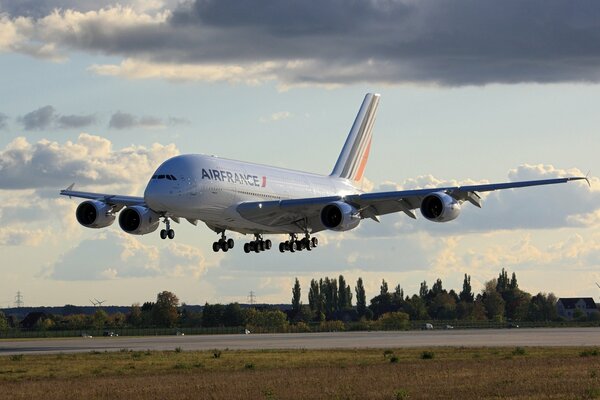 Airflance a380 startet auf der Landebahn