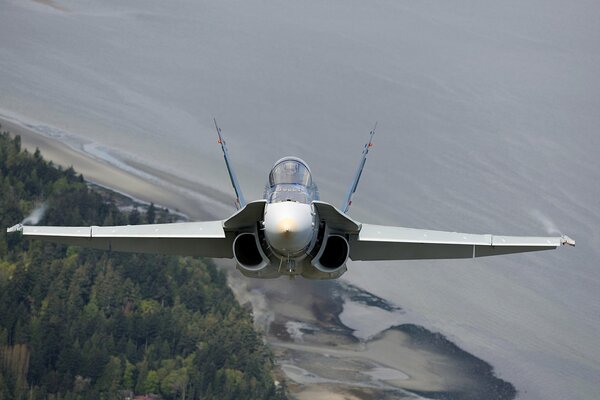 Caza militar multipropósito sobre el mar volando