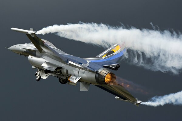 F-16 aircraft, U-turn and steam