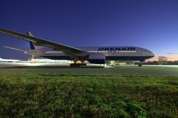 Avión de pasajeros Boeing-777 en el aeródromo nocturno