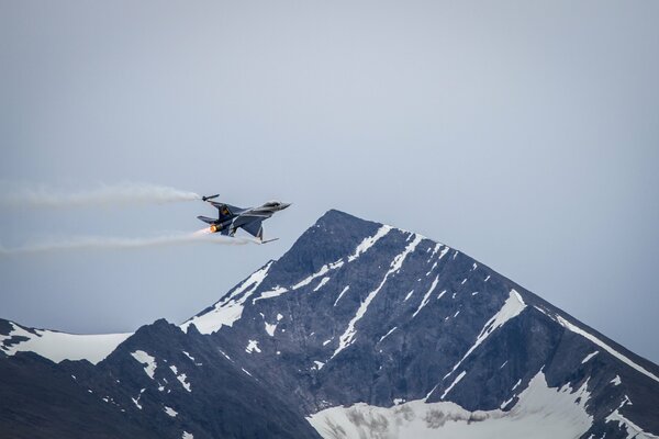 Avions de chasse passé par la haute montagne