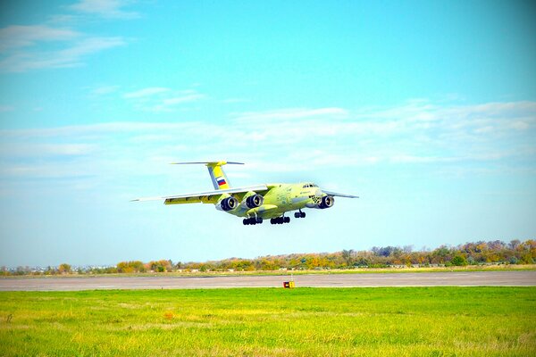 Militär-Transportflugzeug der russischen Luftfahrt startet in den Himmel