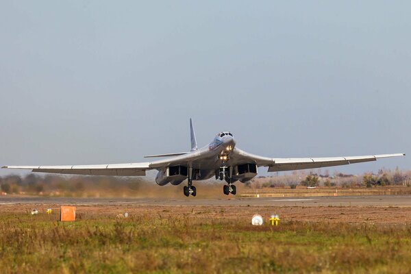 Il bombardiere Decolla dall aerodromo verso il cielo