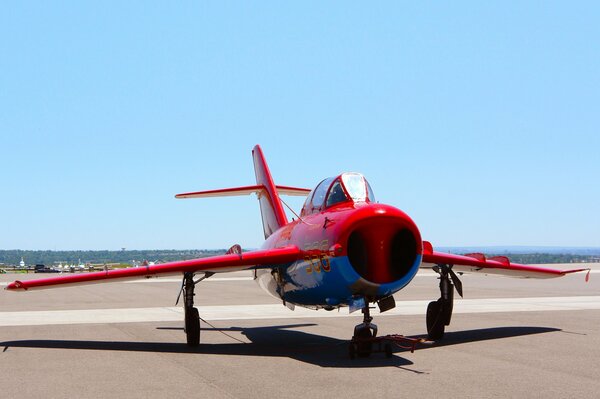 Avion de chasse MIG-17 debout sur le sol vue de face