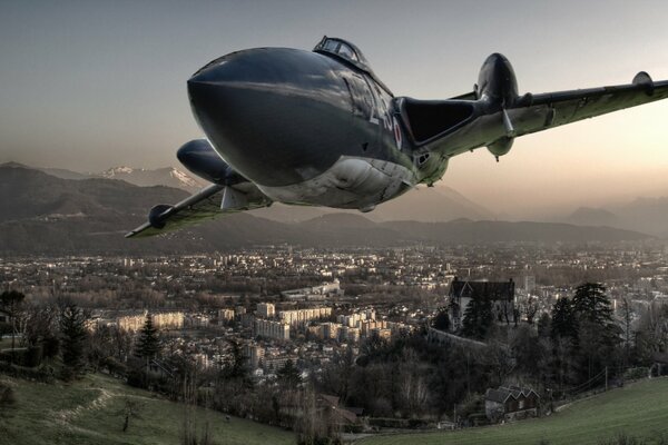 Militärjäger fliegt über Großstadt