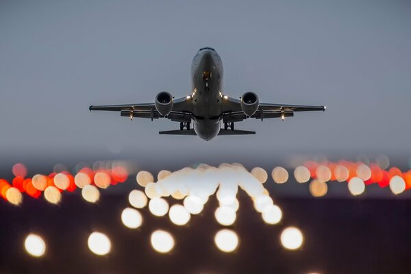 Landung auf der Landebahn einer Passagierboeing