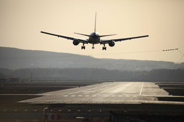 Das Flugzeug landet. Schönes Foto des Flugzeugs. Der Flughafen