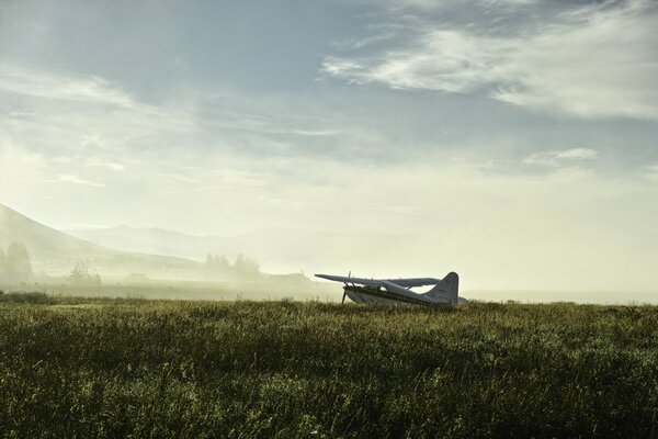 Ein leichtmotoriges Flugzeug, das im Feld steht