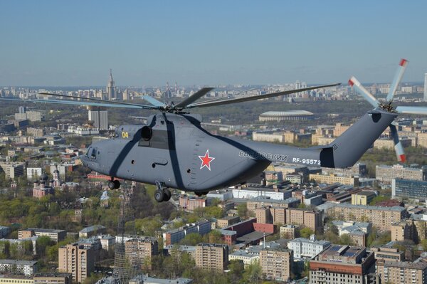 Vol d un hélicoptère mi-26 au-dessus des gratte-ciel de Moscou