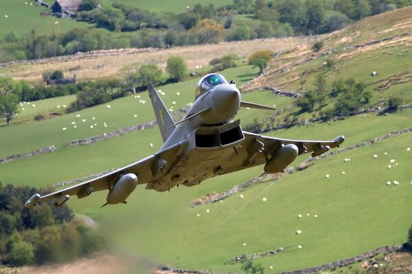 Die Luftfahrt hat ein neues Flugzeug mit Waffen vorgestellt