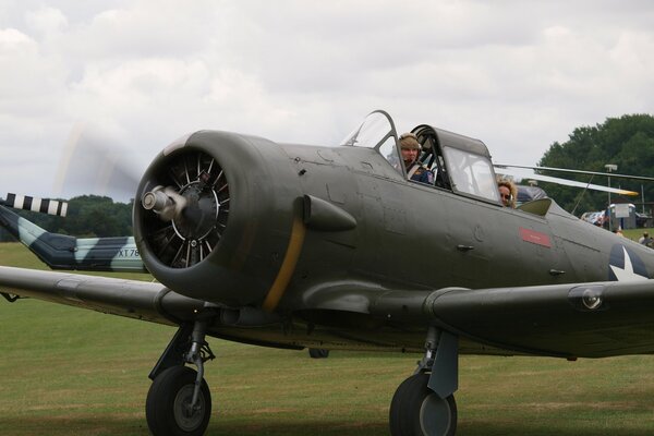 L aereo americano t-6 Texan sta con il motore acceso