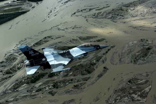 Multi-Purpose Fighter Falcon jeu de combat sur le paysage