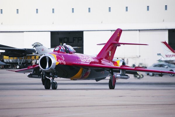 MiG-17 caccia a reazione nella livrea Red Blvd