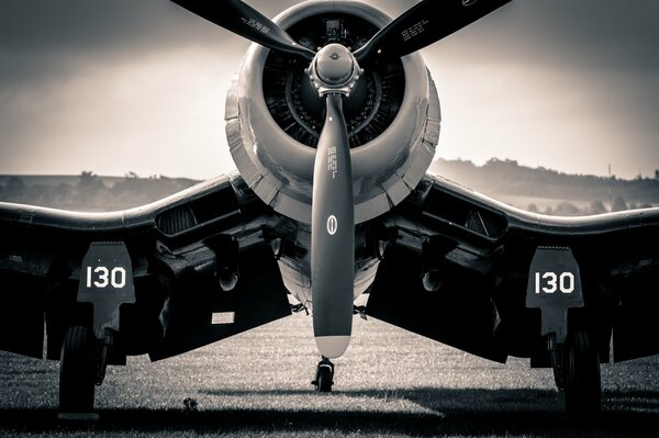 Foto en blanco y negro del avión de karsar