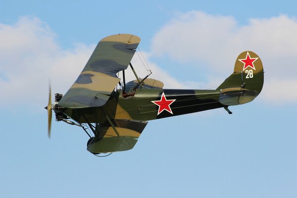 Ein Militärflugzeug fliegt durch die Wolken