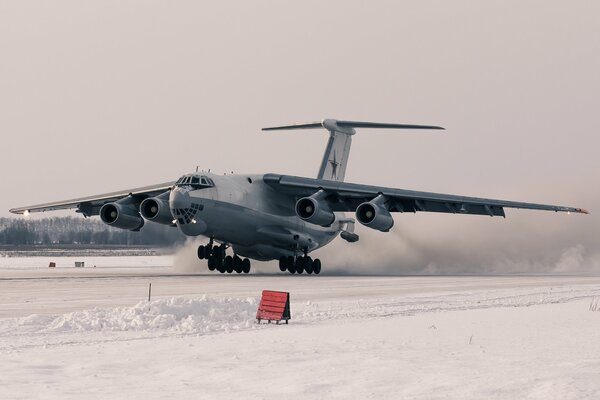 Start vom schneebedeckten Streifen des Tankers il-78