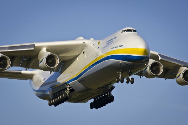 Avión de transporte an-225 contra el cielo