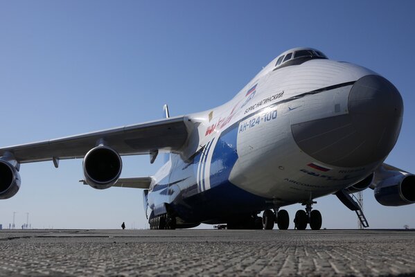 Avion An -124 -100. Bort Boris Noginsky