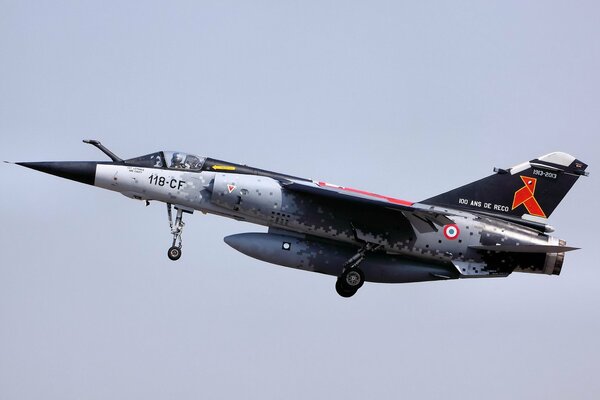 Avion Mirage F1 vole dans le ciel