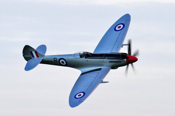 Combattant britannique bleu ww2 dans le ciel