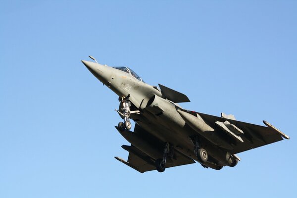 Chasseur polyvalent Dassault Rafale dans une coloration monotone sur fond de ciel.