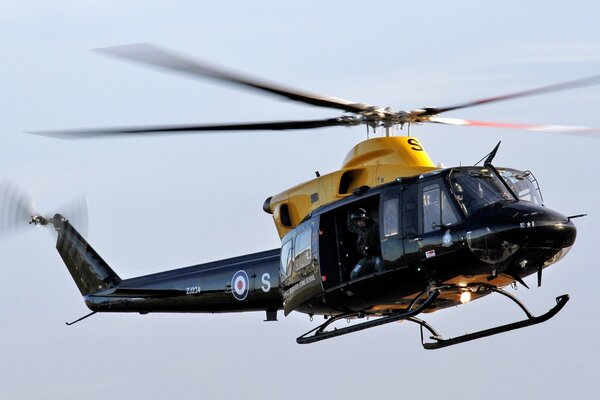 Helicóptero de entrenamiento de vuelo multipropósito estadounidense