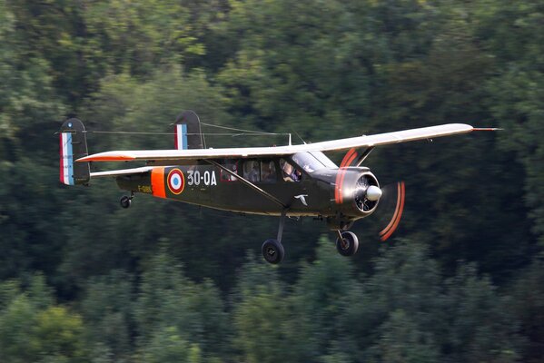 Trasporto e collegamento aereo mh. 1521 sullo sfondo della foresta