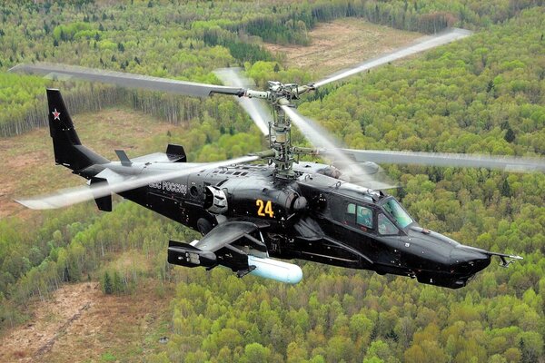 Helicóptero de ataque tiburón negro de la fuerza aérea de Rusia