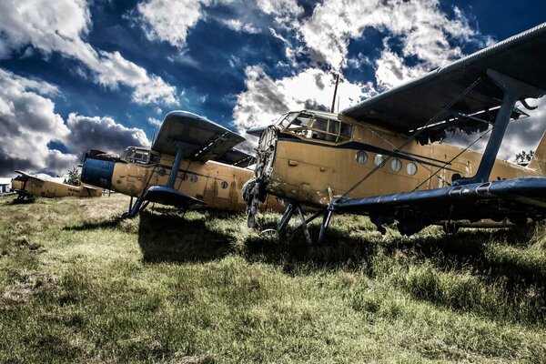 Old disassembled aircraft stands against the sky