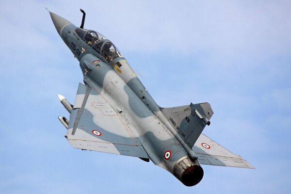 Chasseur multi-cibles Mirage 2000 dans le ciel