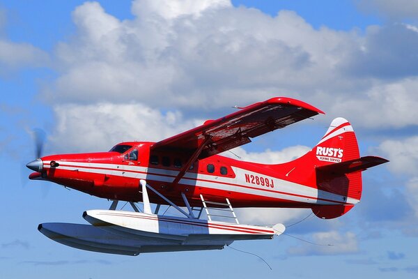 Un avión ligero, monomotor, dhc -3 otter, hace alarde del cielo