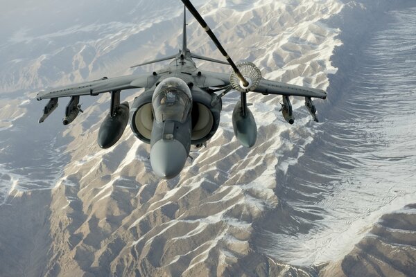 Sturmtank im Flug beim Tanken und im Hintergrund der eisigen Berge