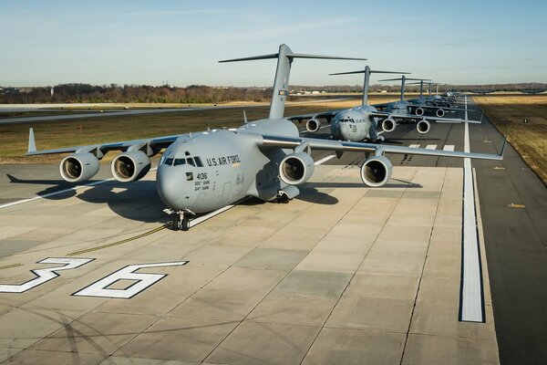 Aviones C-17 globemaster iii en el aeródromo