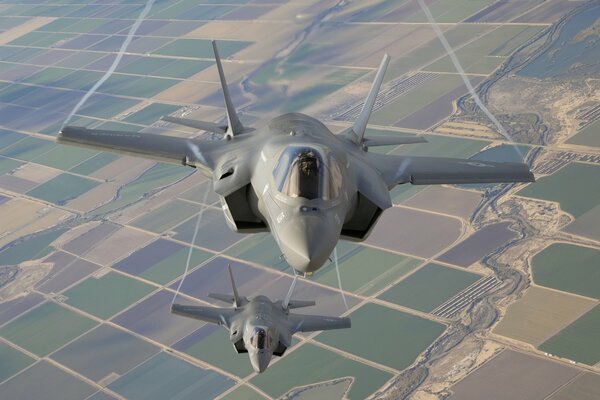 Cazabombarderos f-35b en vuelo sobre tierra