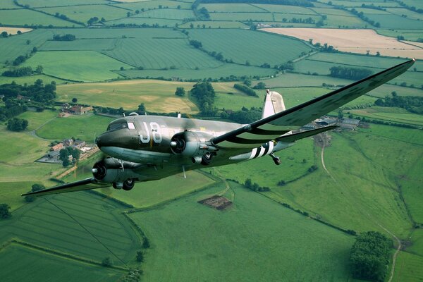 Avion de transport militaire Douglas survole le champ