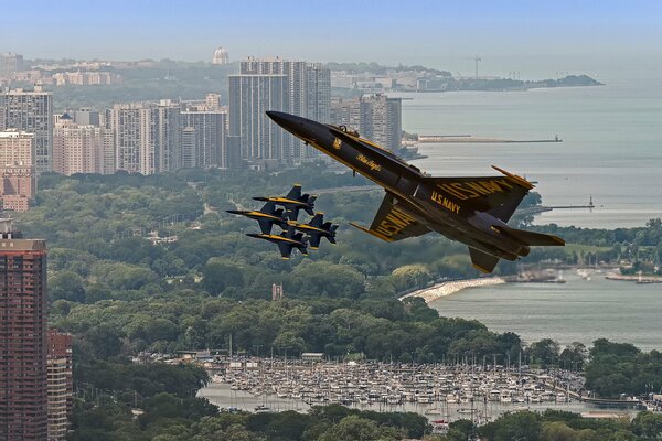 Exhibición de los Blue Angels Fighters sobre Chicago