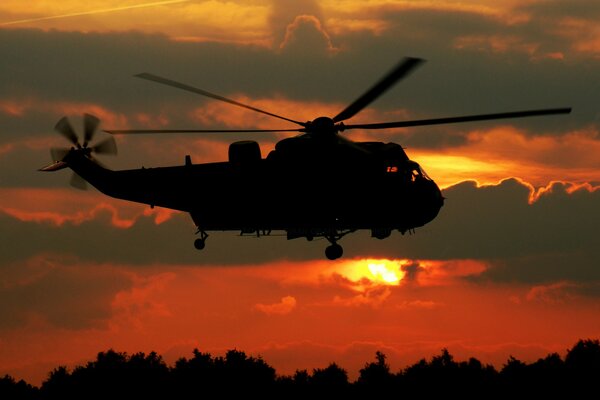 Der Transporthubschrauber von xi king fliegt in den sonnenuntergang