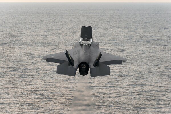 Bombardero de combate vuela sobre el mar