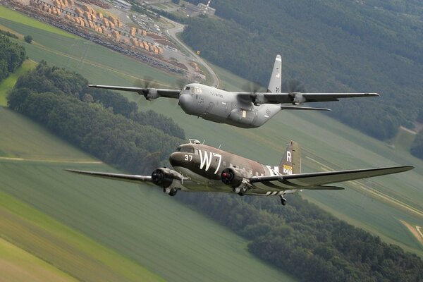 Ein paar alte Flugzeuge eines wahrscheinlichen Gegners