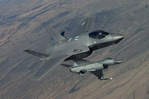 Cazas estadounidenses f-35 y f-16 en el aire