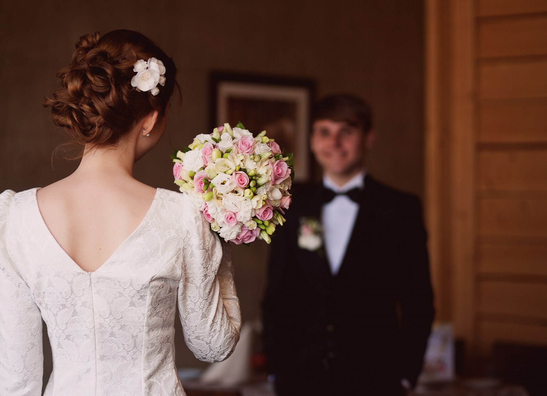 matrimonio sposo sposa schiena vestito scollatura acconciatura bouquet