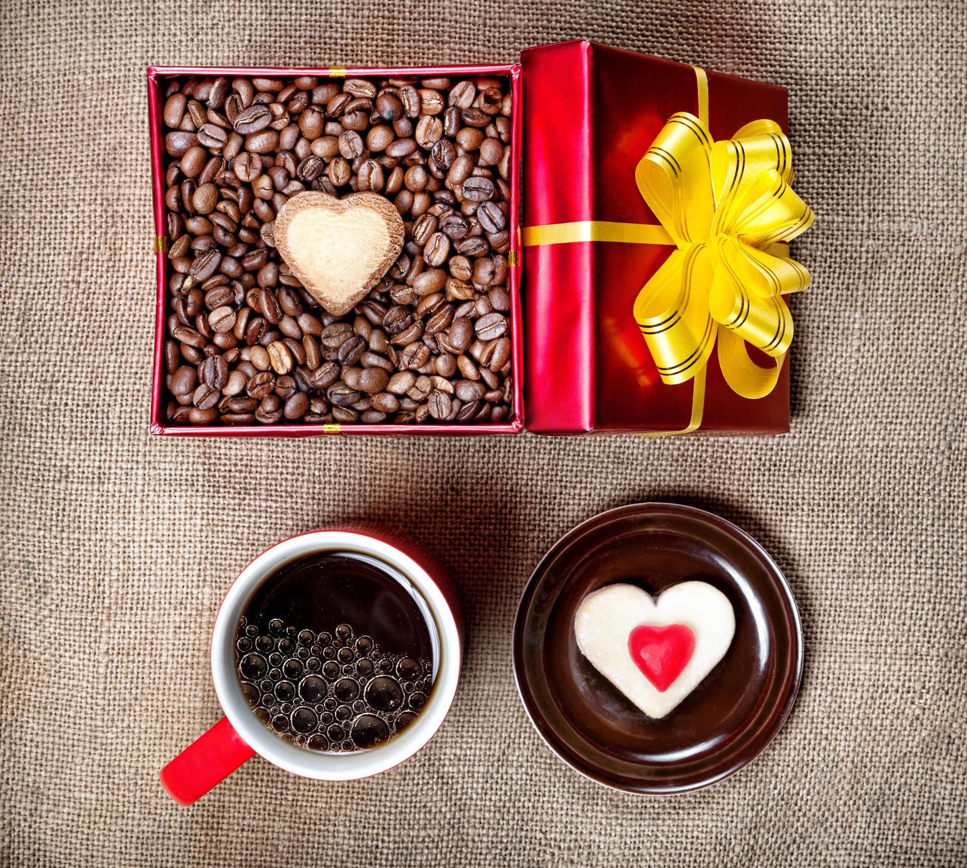 café boîte tasse grains coeur petit gâteau cadeau vacances